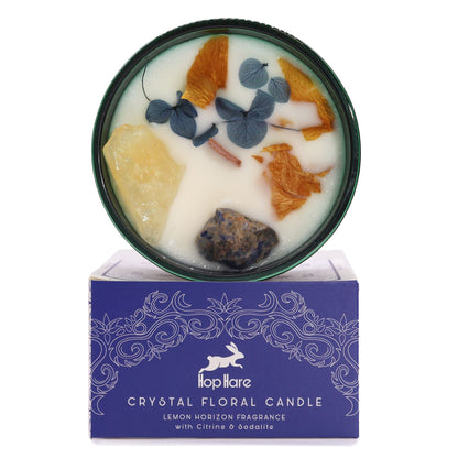 Bougie en pot vert ornée de citrine, sodalite et fleurs séchées sur sa boîte