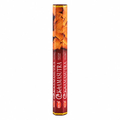 Étui hexagonal rouge et orangé d'encens en bâtonnets HEM Kamasutra sur fond blanc