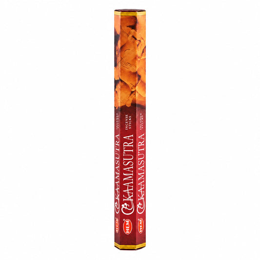 Étui hexagonal rouge et orangé d'encens en bâtonnets HEM Kamasutra sur fond blanc