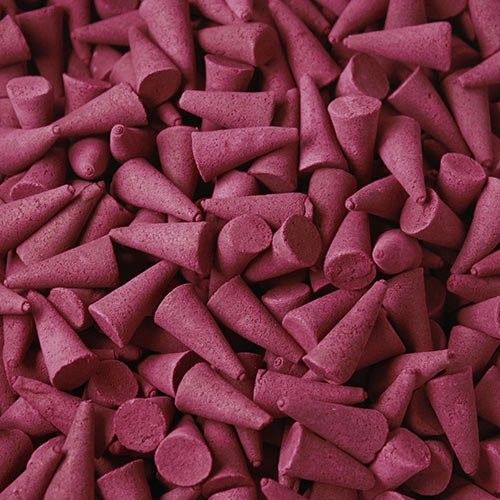 Cônes d'encens au jasmin de couleur rose framboise empilés en vrac