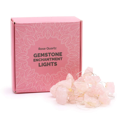 Guirlande lumineuse en quartz rose brut posée devant sa boîte rose décorée