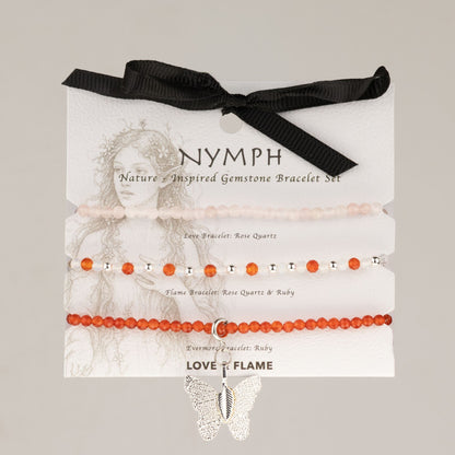 Trois bracelets en quartz rose et cornaline sur carte avec breloque papillon argentée