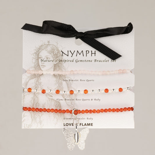 Trois bracelets en quartz rose et cornaline sur carte avec breloque papillon argentée