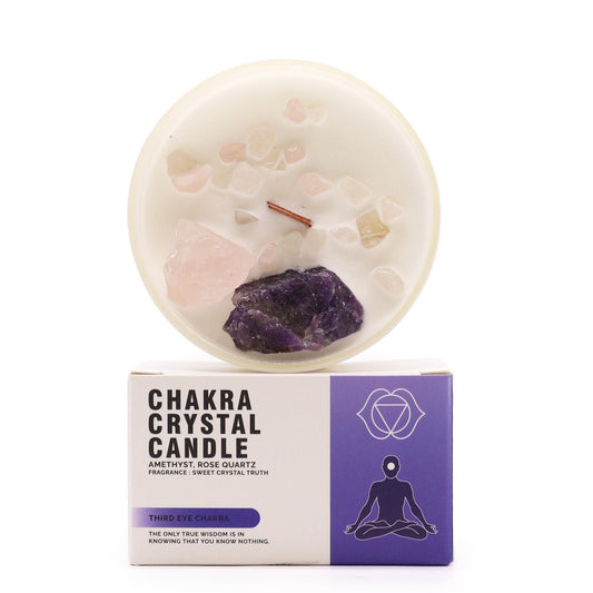 Bougie blanche ornée d'améthyste brute et de quartz rose posée sur sa boîte violette