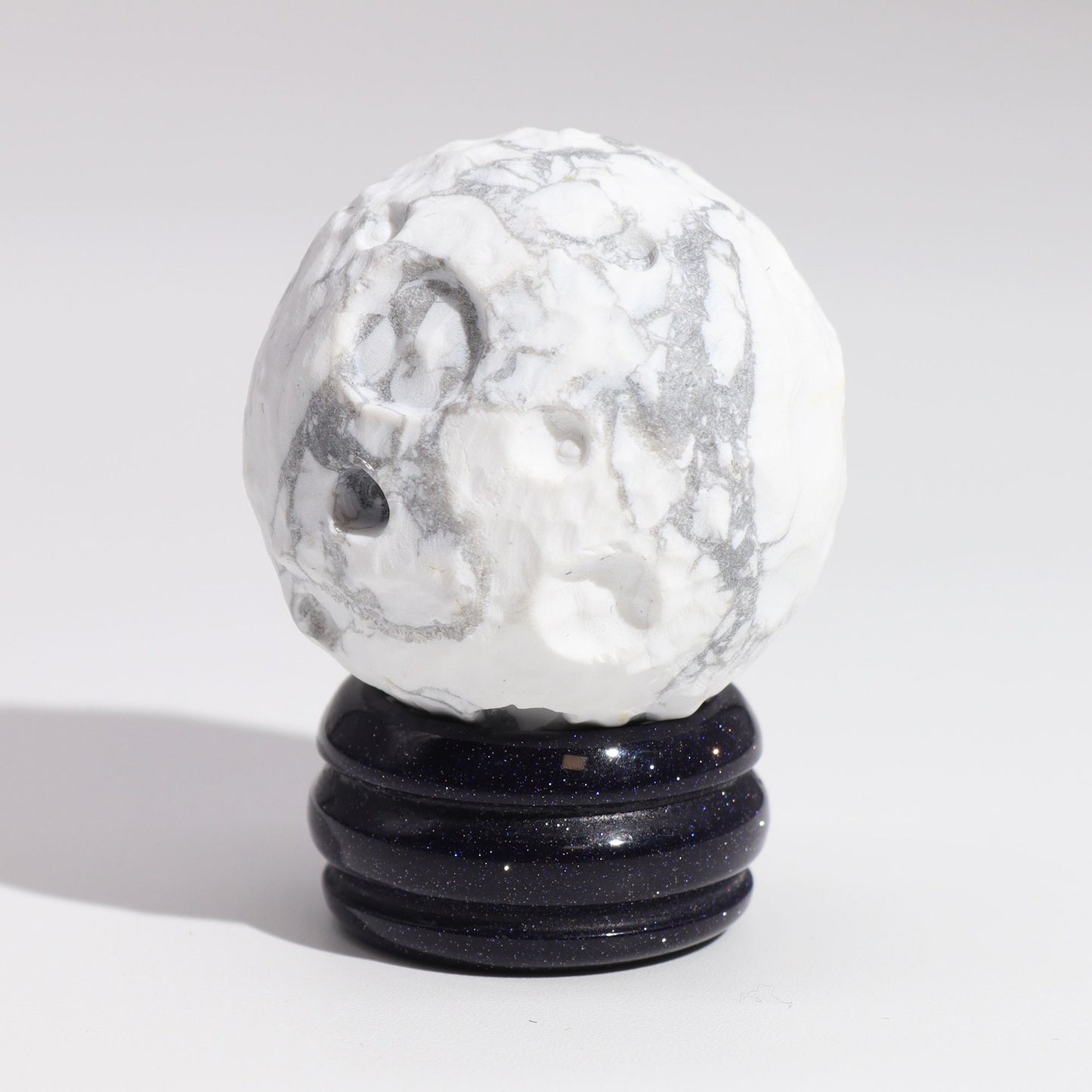 Planète en Howlite Blanche sur support pierre du soleil (40 mm) - photo 3