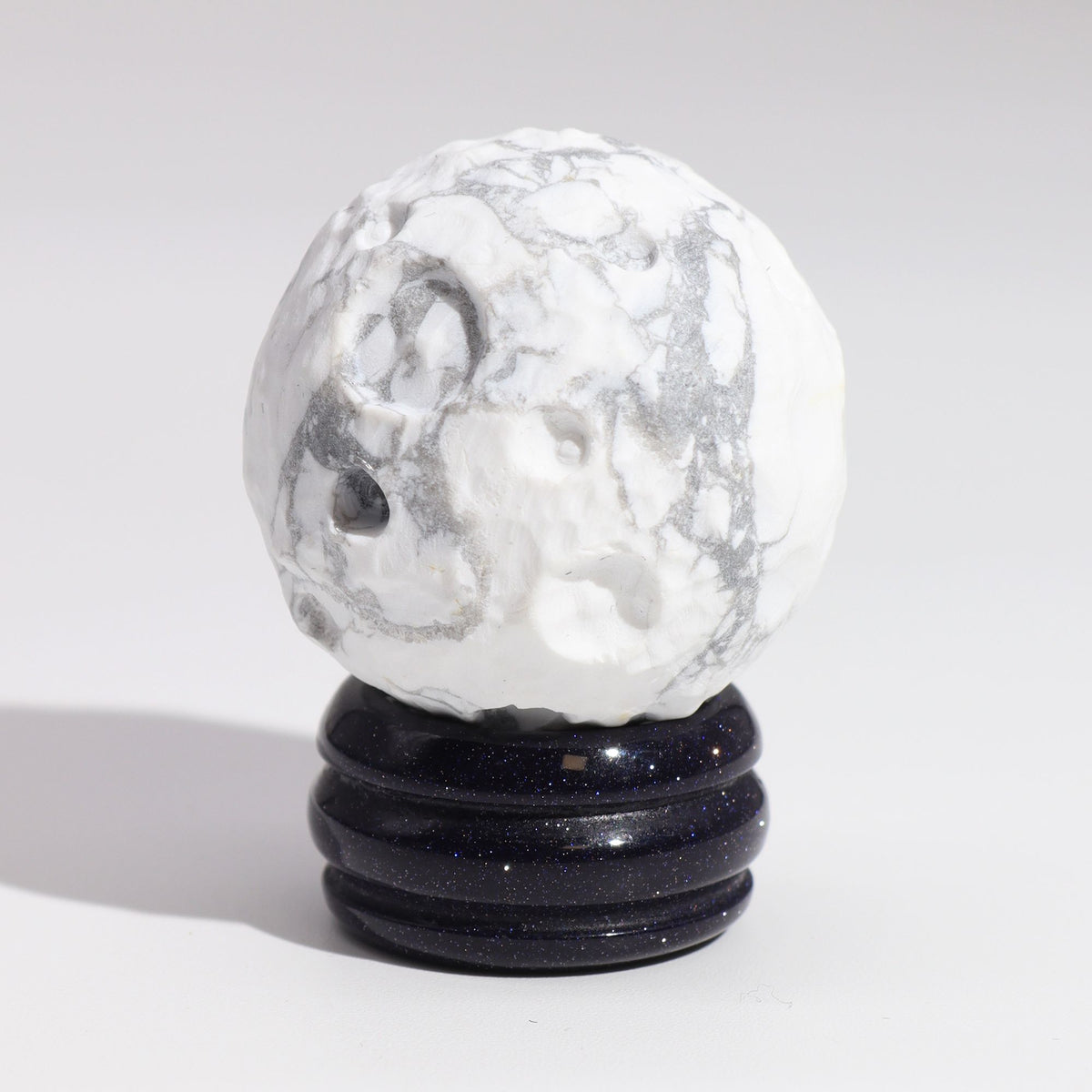 Planète en Howlite Blanche sur support pierre du soleil (40 mm) - photo 3