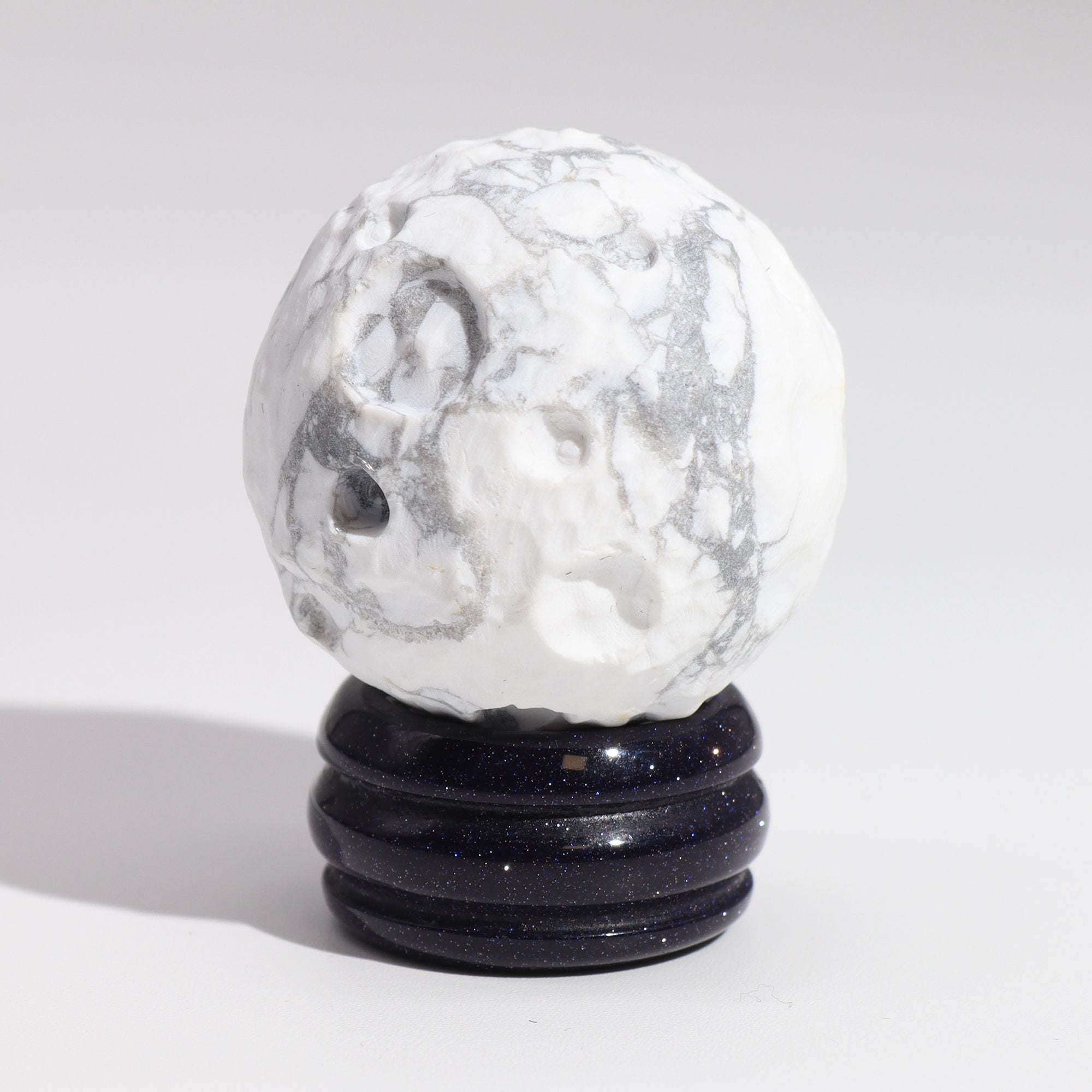 Planète en Howlite Blanche sur support pierre du soleil (40 mm) - photo 3