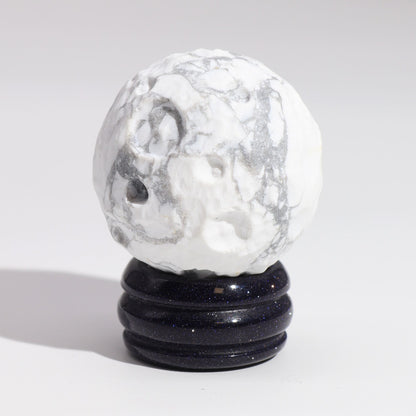 Planète en Howlite Blanche sur support pierre du soleil (40 mm) - photo 3