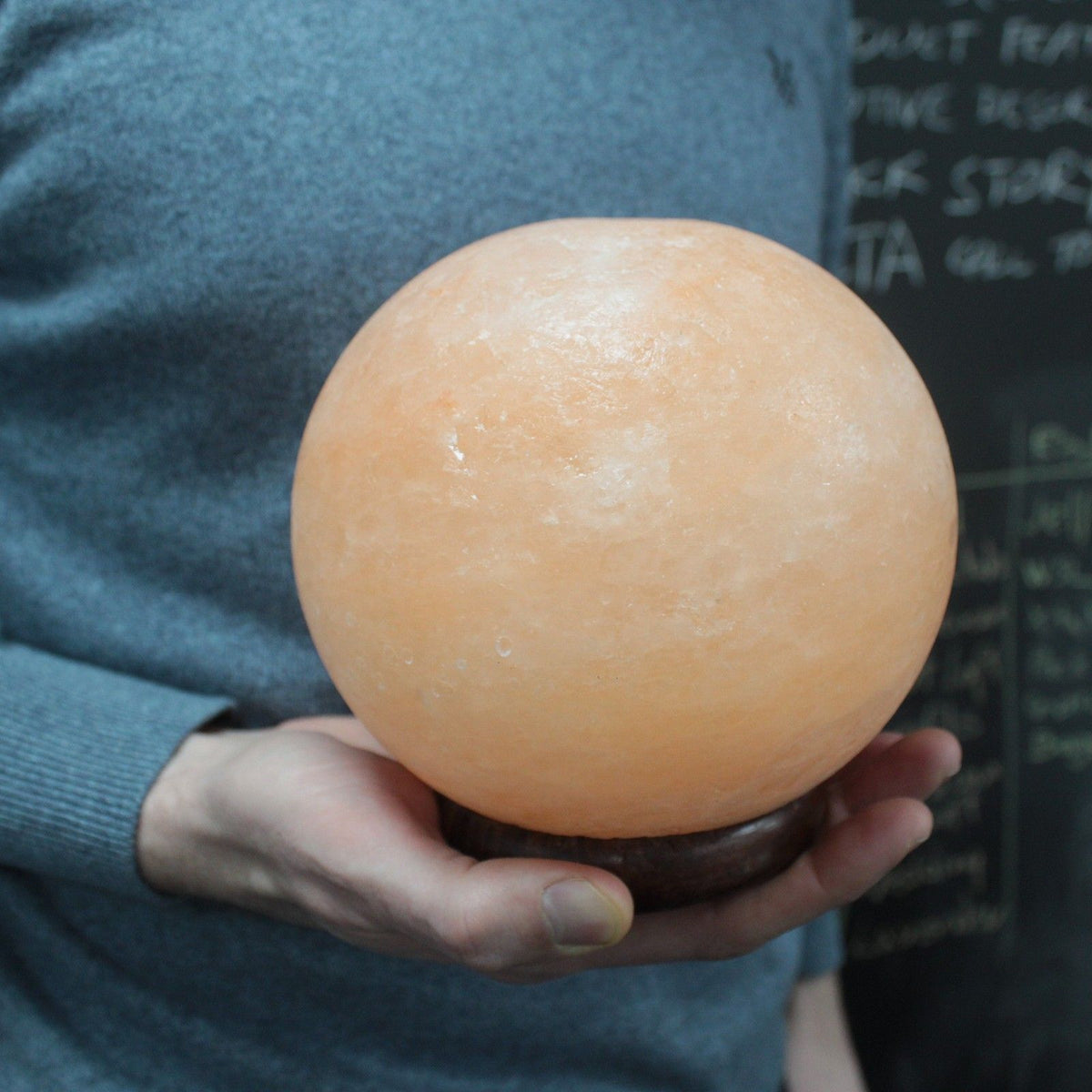 Lampe de sel de l'Himalaya boule sur grand socle en bois