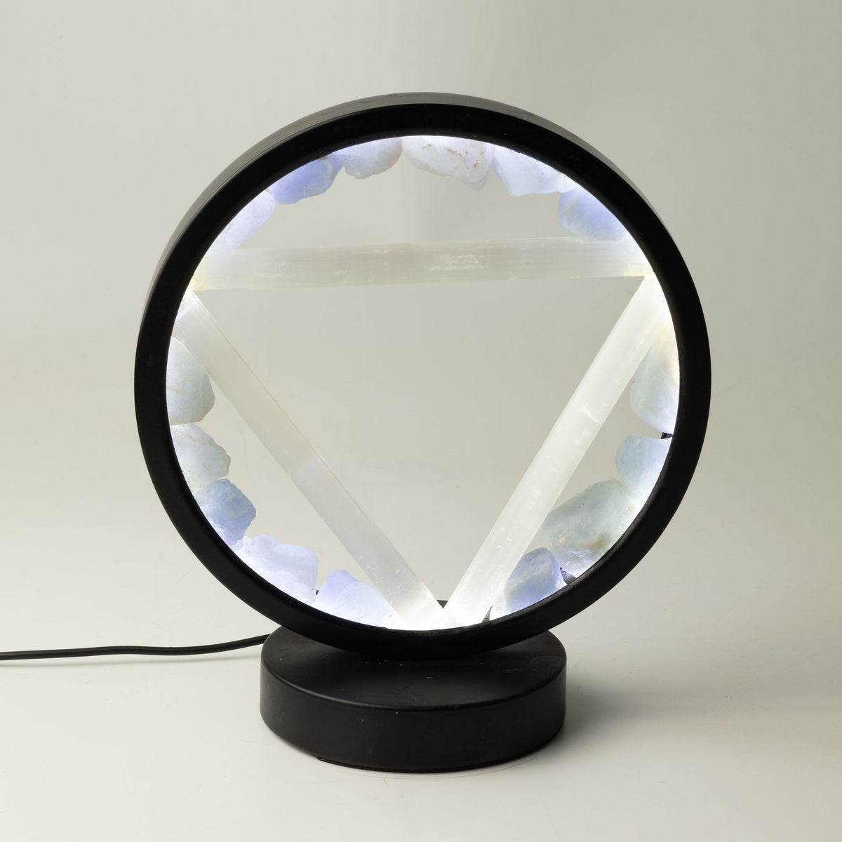 Lampe halo ronde noire allumée, aigue-marine brute et triangle en barres de sélénite