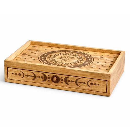 Boîte à tarot en bois clair sculptée d'un soleil, d'étoiles et de phases lunaires