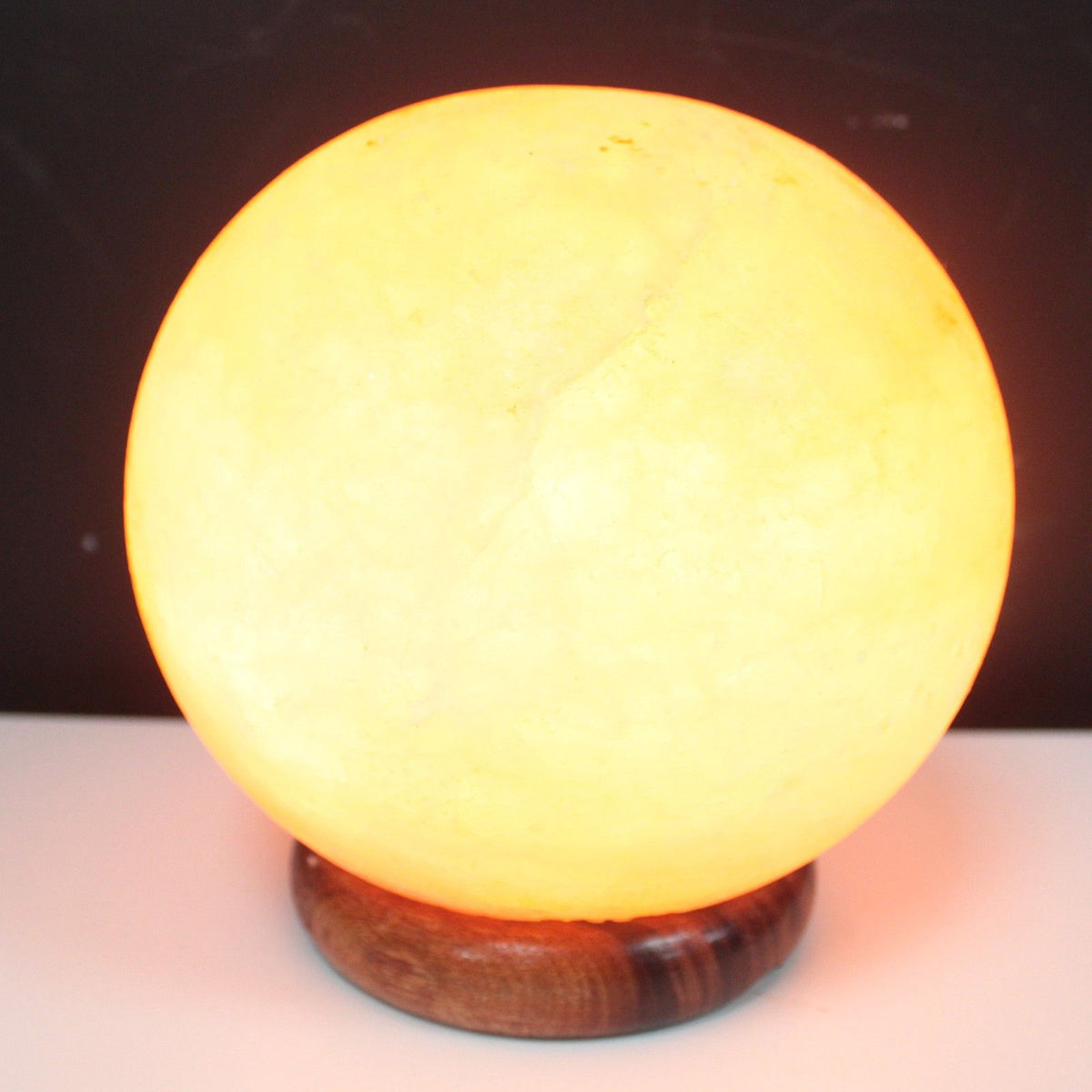 Lampe de sel de l'Himalaya boule sur grand socle en bois