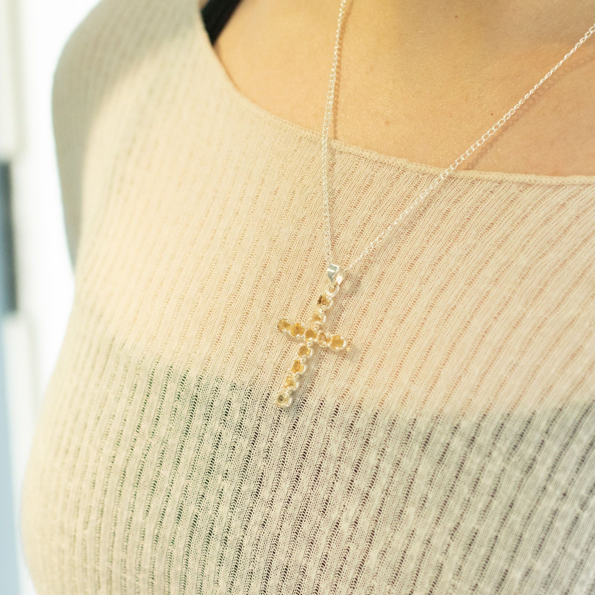 Pendentif Croix Argentée - Pierres Dorées