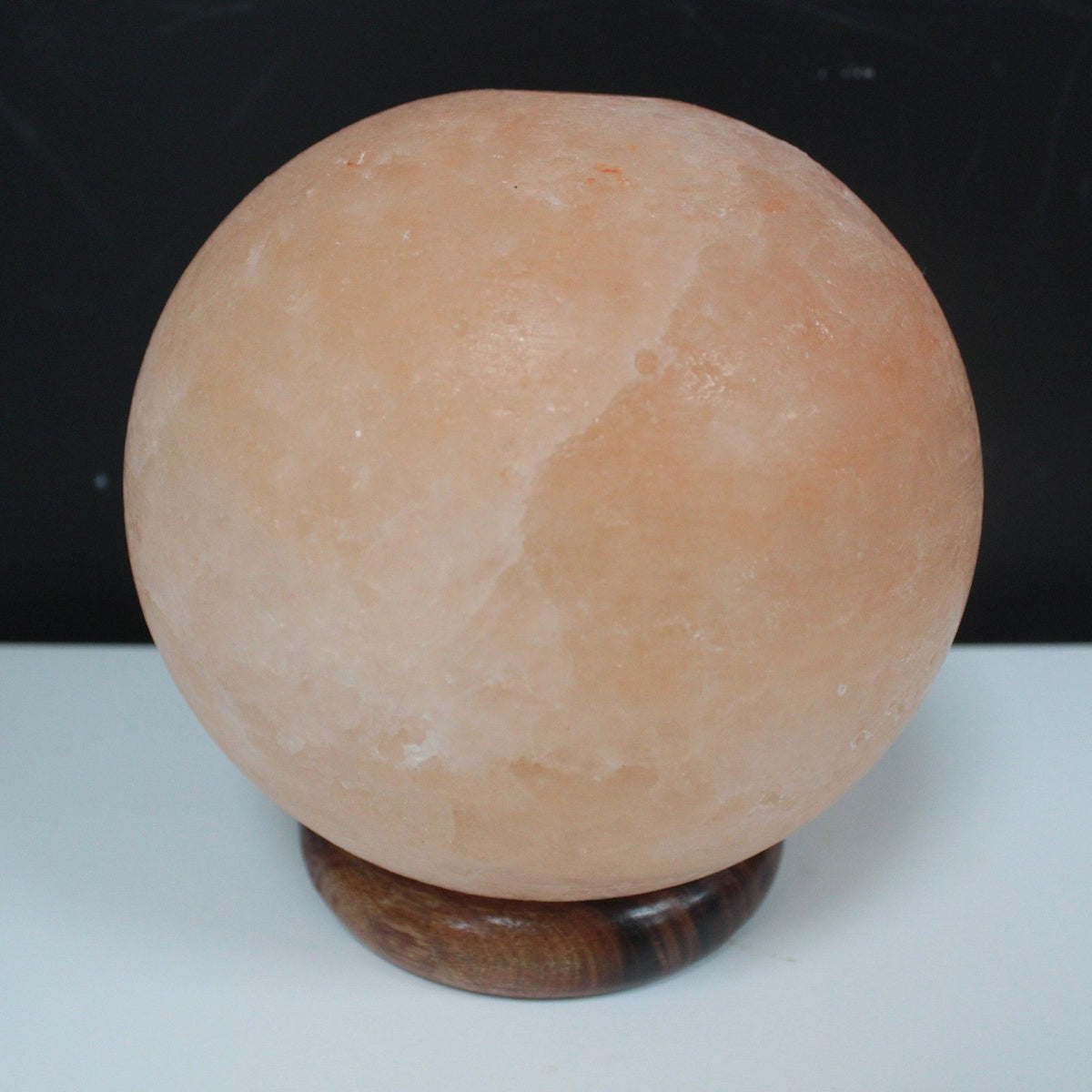 Lampe de sel de l'Himalaya boule sur grand socle en bois