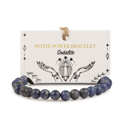 Bracelet en perles de sodalite bleue présenté sur une carte blanche illustrée