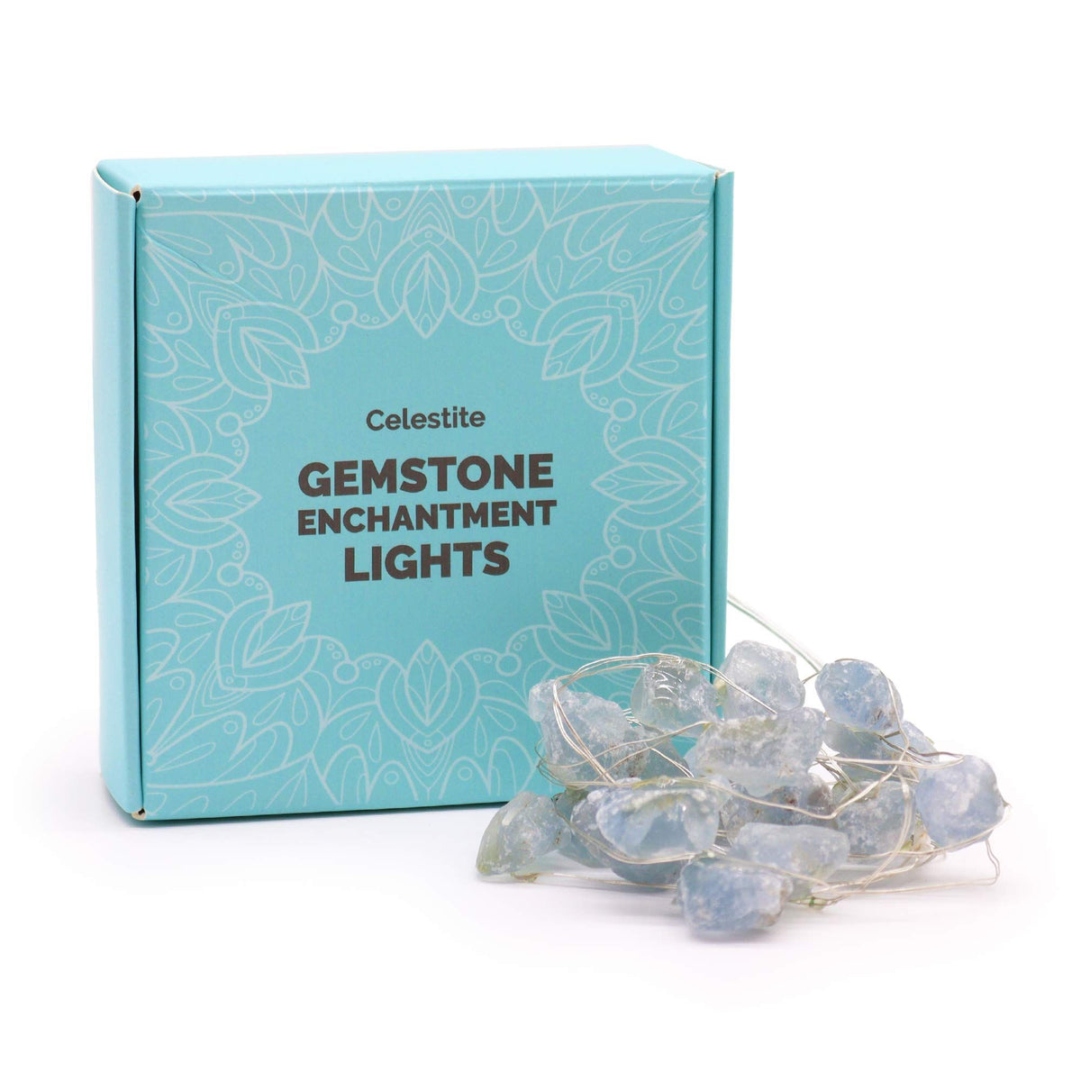 Guirlande lumineuse en fragments de Célestine brute bleue devant sa boîte turquoise