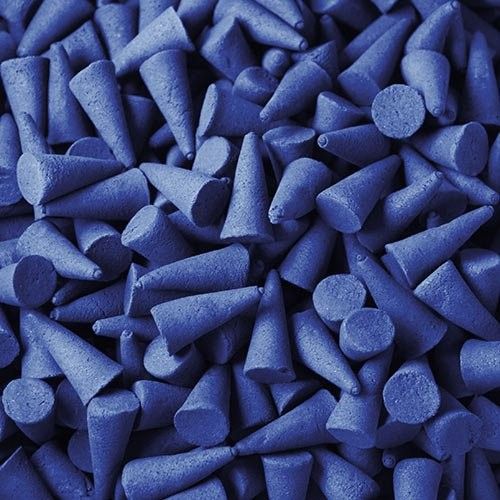 Amas de cônes d'encens bleus au parfum de Musc Tibétain vus de près