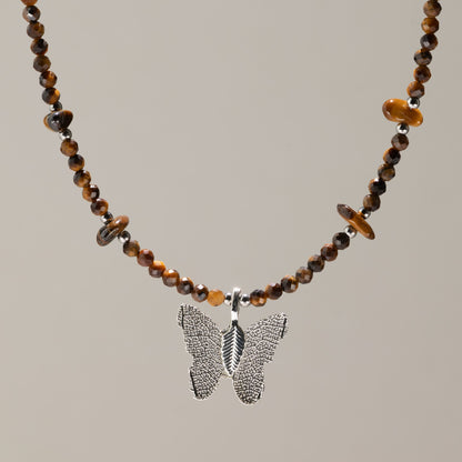 Collier de perles facettées d'Œil de Tigre avec pendentif papillon argenté en feuille