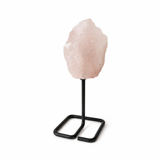 Morceau de quartz rose brut monté sur un support en métal noir