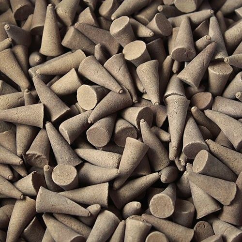 Amas de cônes d'encens à la vanille de couleur beige vus de dessus