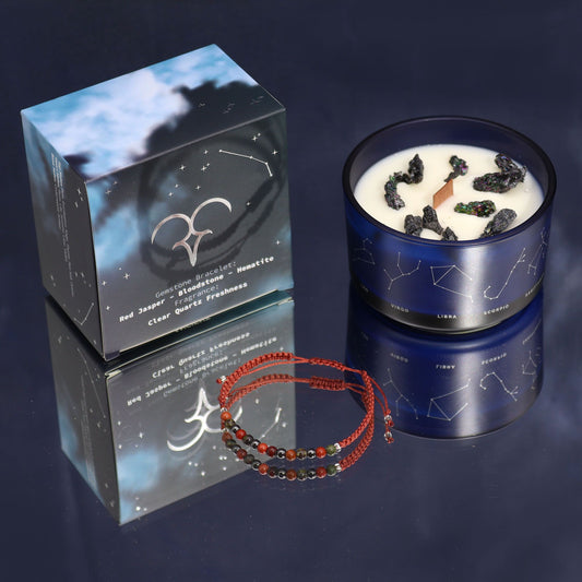 Bougie Bélier en verre bleu constellé, sa boîte et un bracelet en pierres rouges