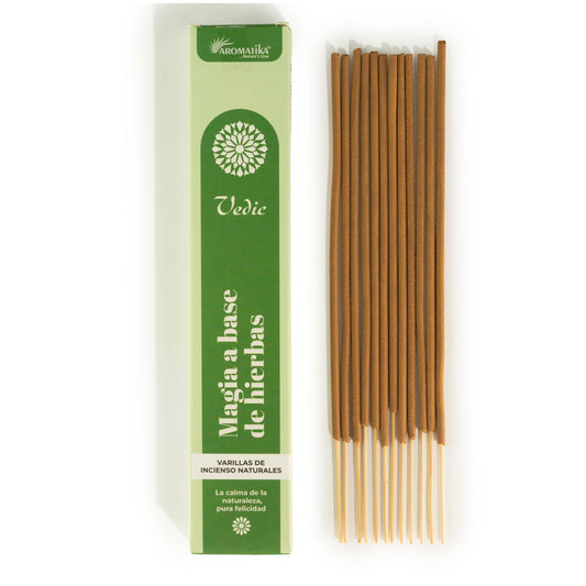Boîte d'encens Aromatika Vedic Magie des Herbes verte avec bâtonnets posés à côté