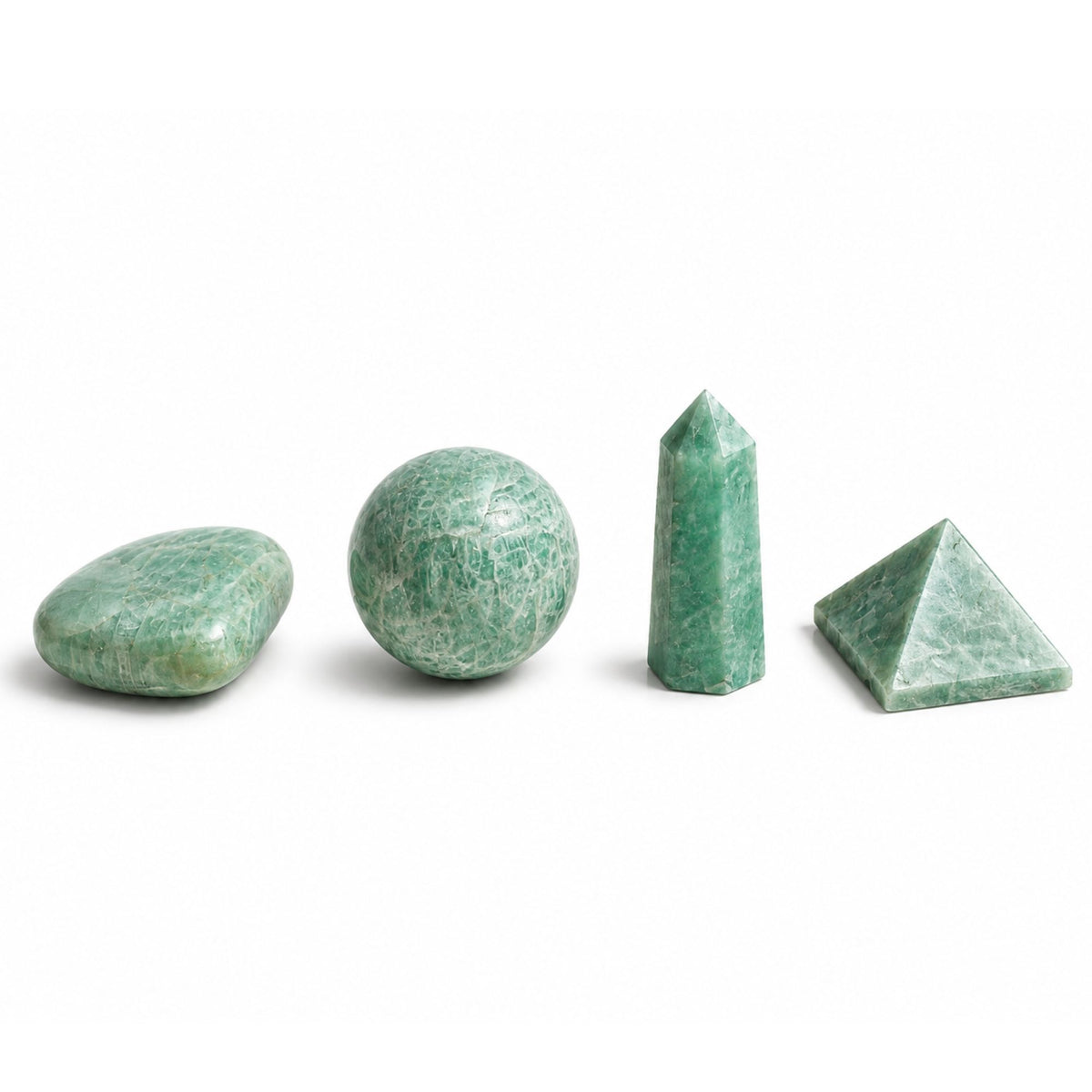 Quatre pierres en amazonite verte : galet, sphère, obélisque et pyramide sur fond blanc