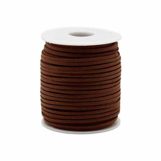 Bobine blanche de cordon plat en suédine marron foncé sur fond blanc