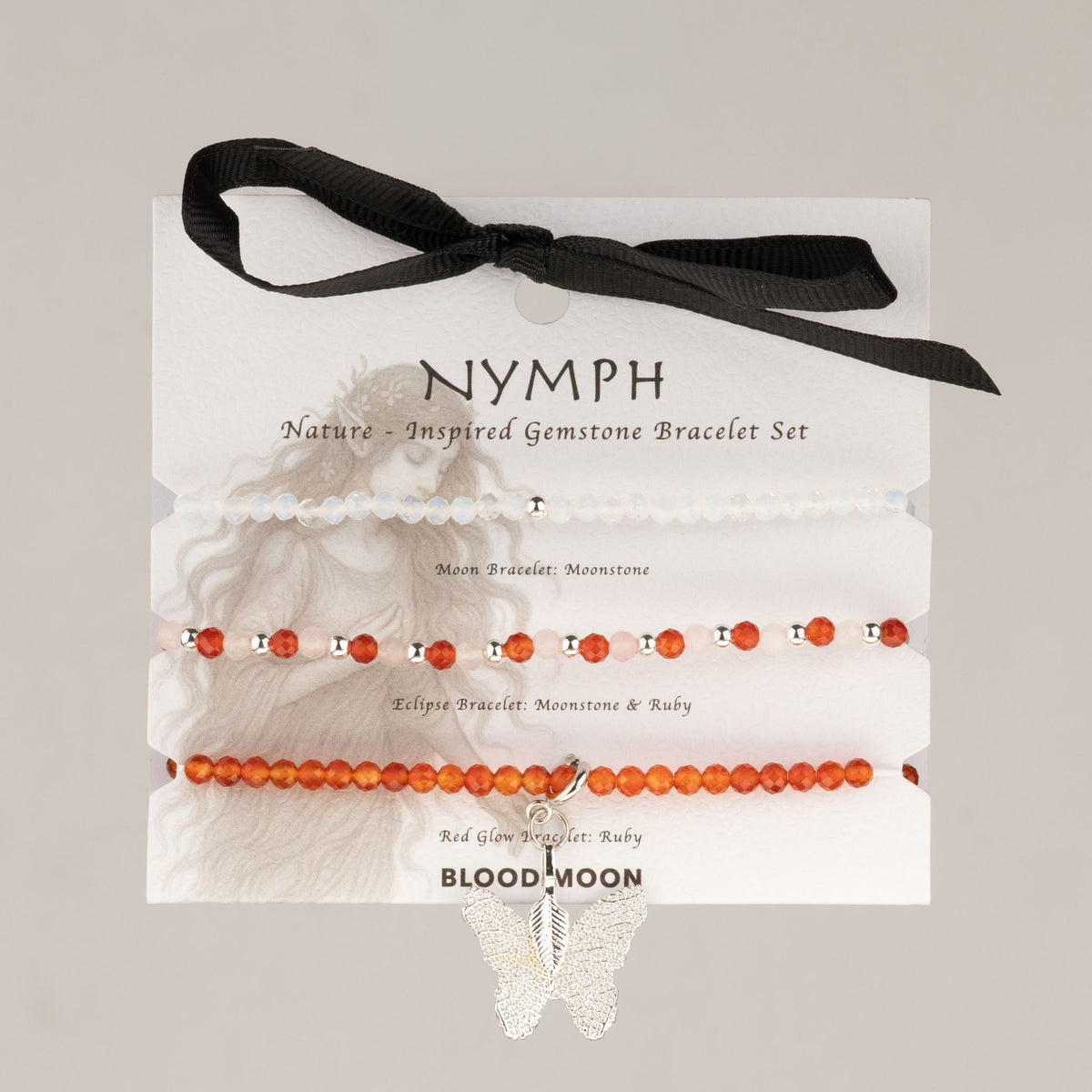 Trois bracelets en pierre de lune et cornaline sur carte avec breloque papillon