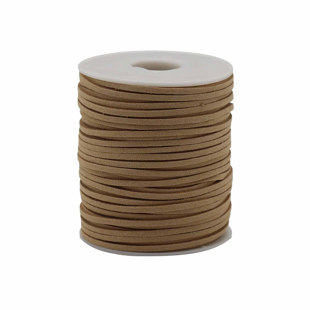 Bobine de cordon en suédine beige camel enroulé sur un support blanc