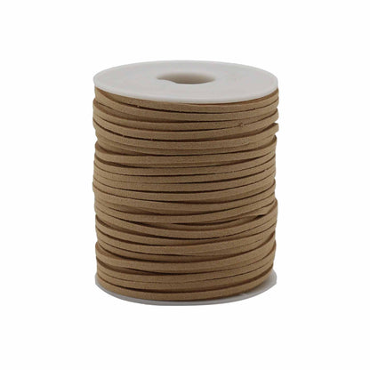 Bobine de cordon en suédine beige camel enroulé sur un support blanc