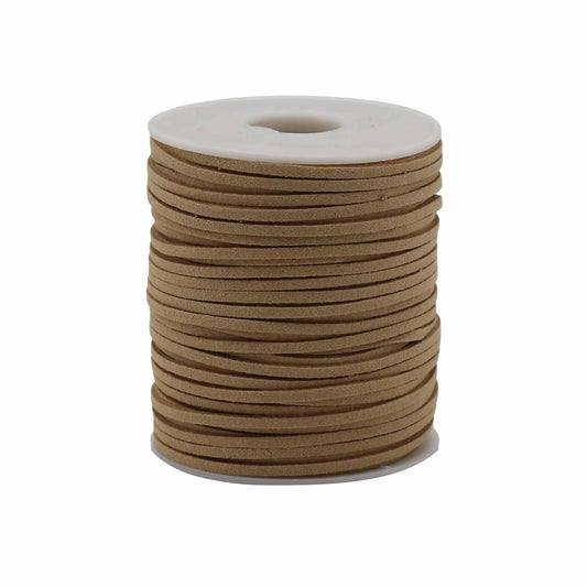 Bobine de cordon en suédine beige camel enroulé sur un support blanc