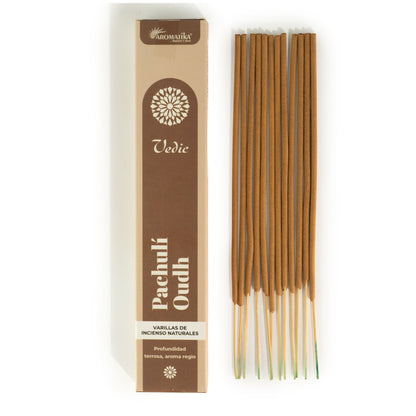 Boîte d'encens Vedic Patchouli Oudh posée à côté de bâtonnets d'encens masala