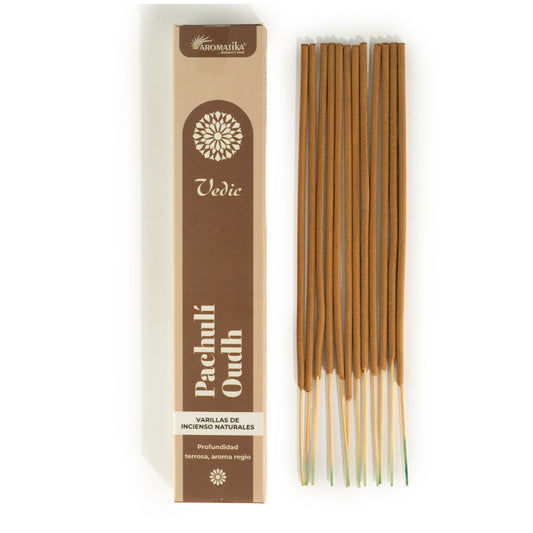 Boîte d'encens Vedic Patchouli Oudh posée à côté de bâtonnets d'encens masala