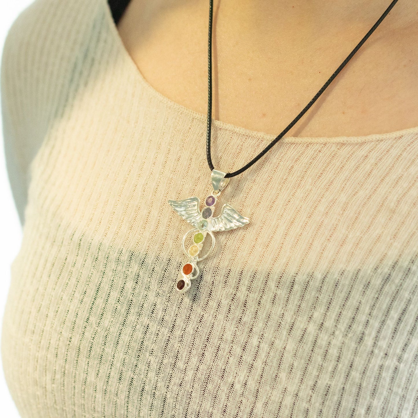 Pendentif Ailes d'Ange 7 Chakras - Argenté Pierres Colorées