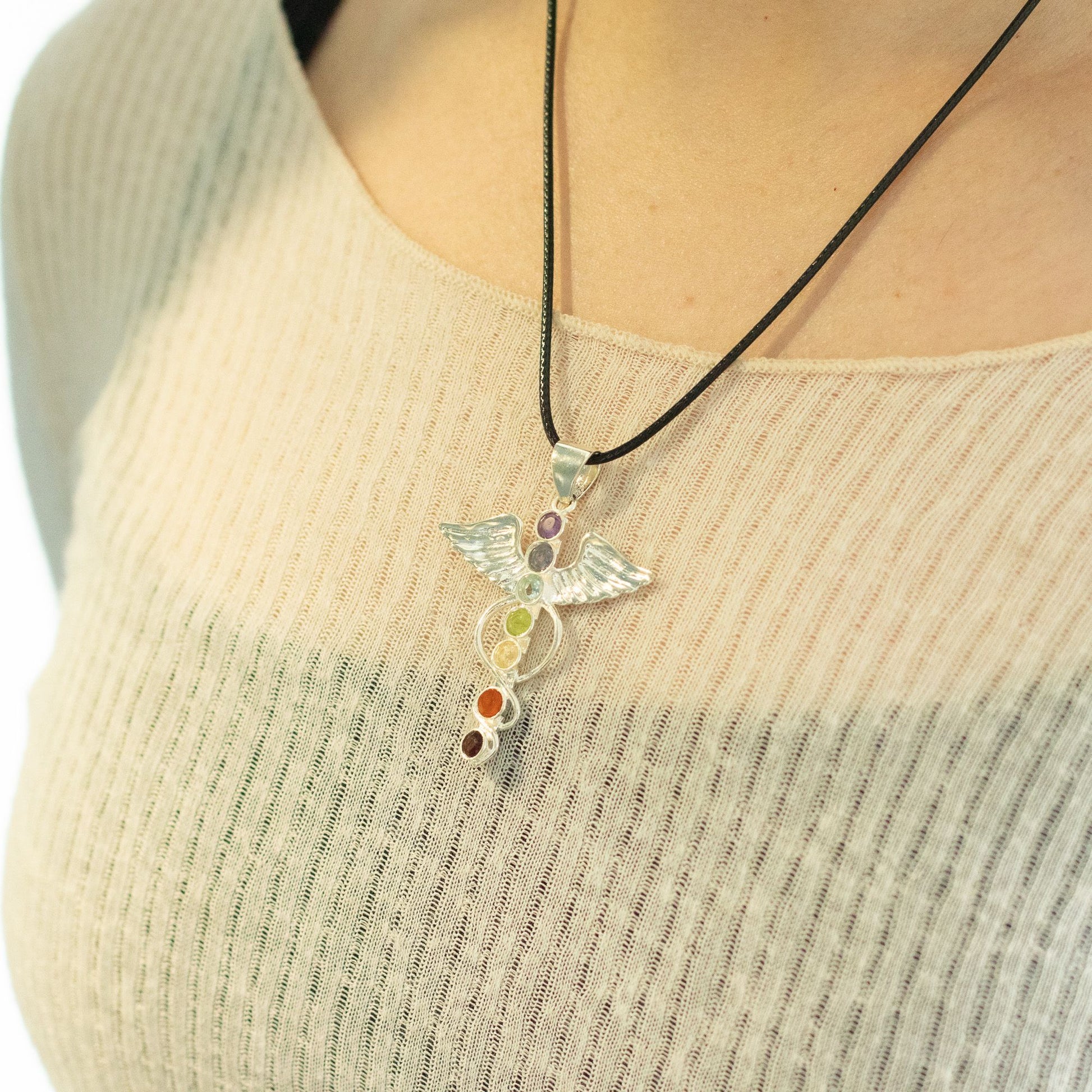 Pendentif Ailes d'Ange 7 Chakras - Argenté Pierres Colorées