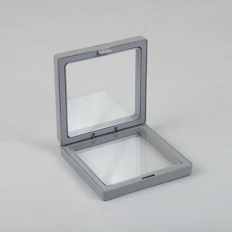 Cadre flottant 3D gris ouvert avec deux membranes transparentes pour présenter un bijou