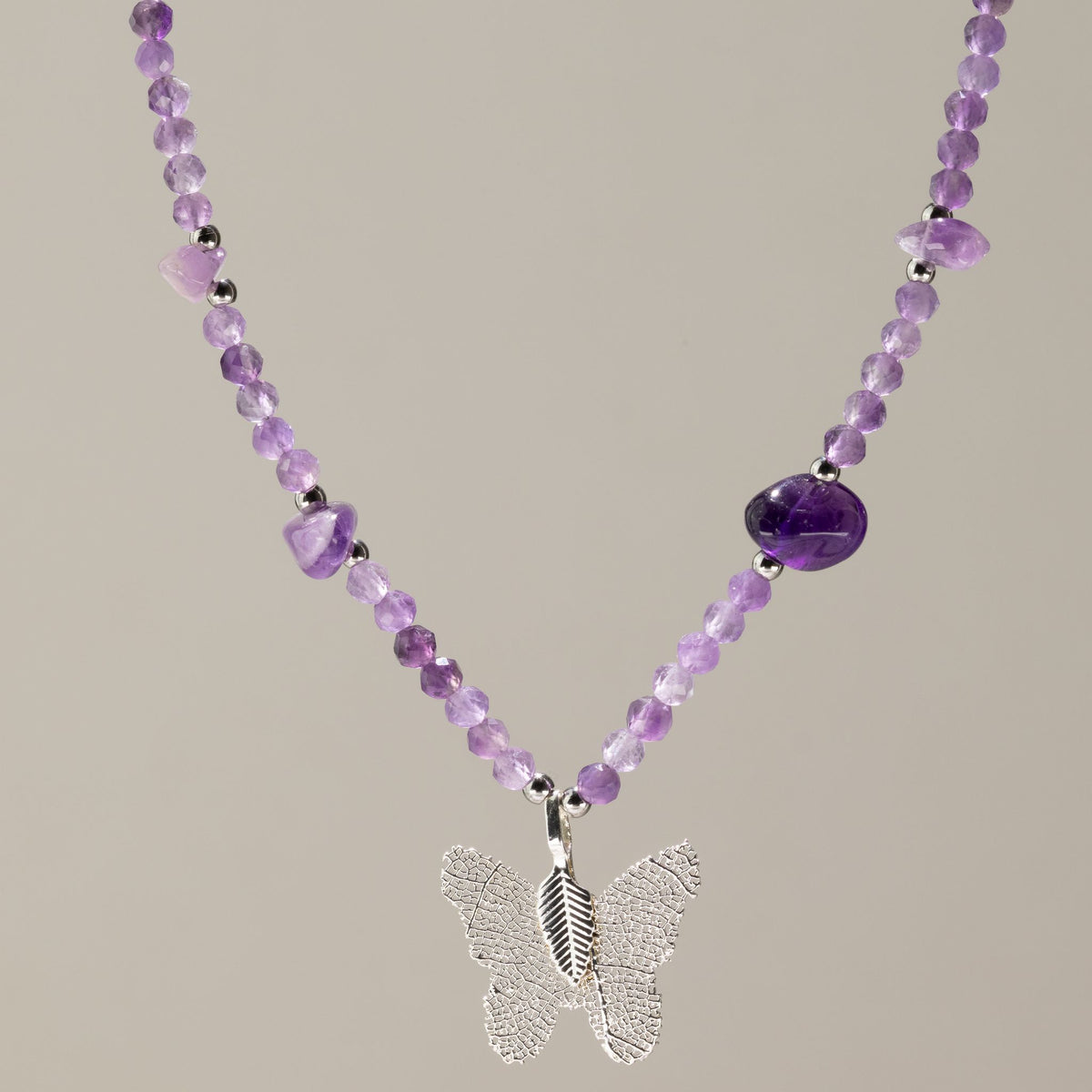 Collier de perles d'améthyste facettées avec pendentif papillon en feuille argentée