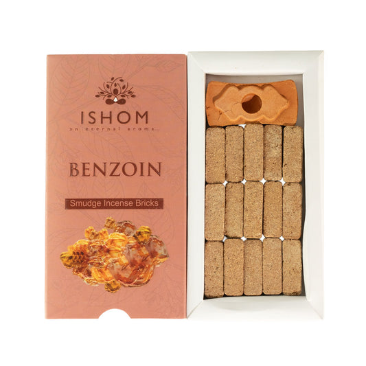 Boîte ouverte de quinze briques d'encens au benjoin Ishom avec support en terre cuite