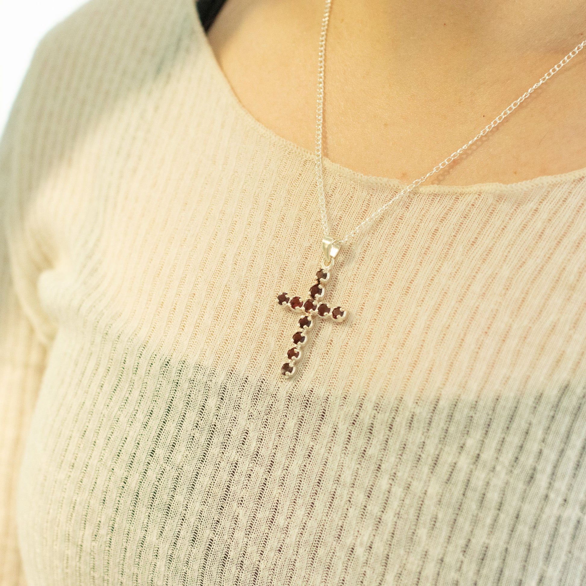 Pendentif Croix Argentée - Pierres Rouge Grenat
