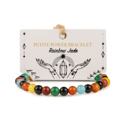 Bracelet en perles de jade teinté multicolores devant sa carte de présentation illustrée