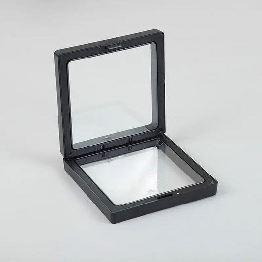 Cadre flottant 3D noir carré ouvert avec membranes transparentes sur fond blanc