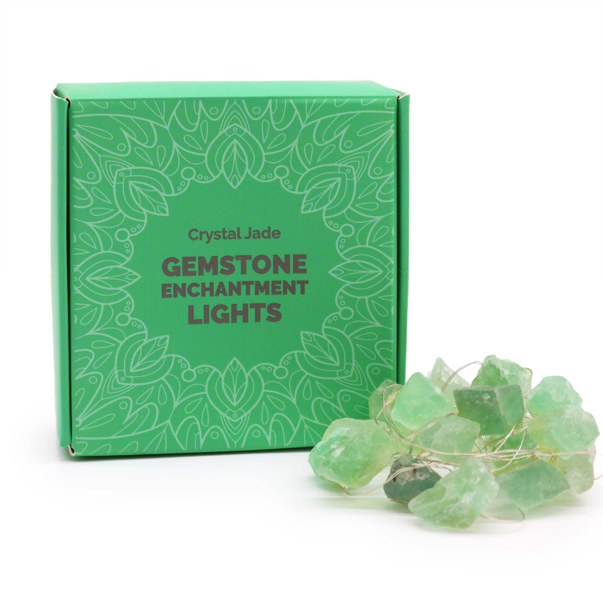 Guirlande lumineuse en fluorite verte brute posée devant sa boîte cadeau verte