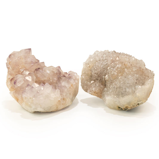 Deux géodes d'améthyste ouvertes aux cristaux lilas pâle sur fond blanc