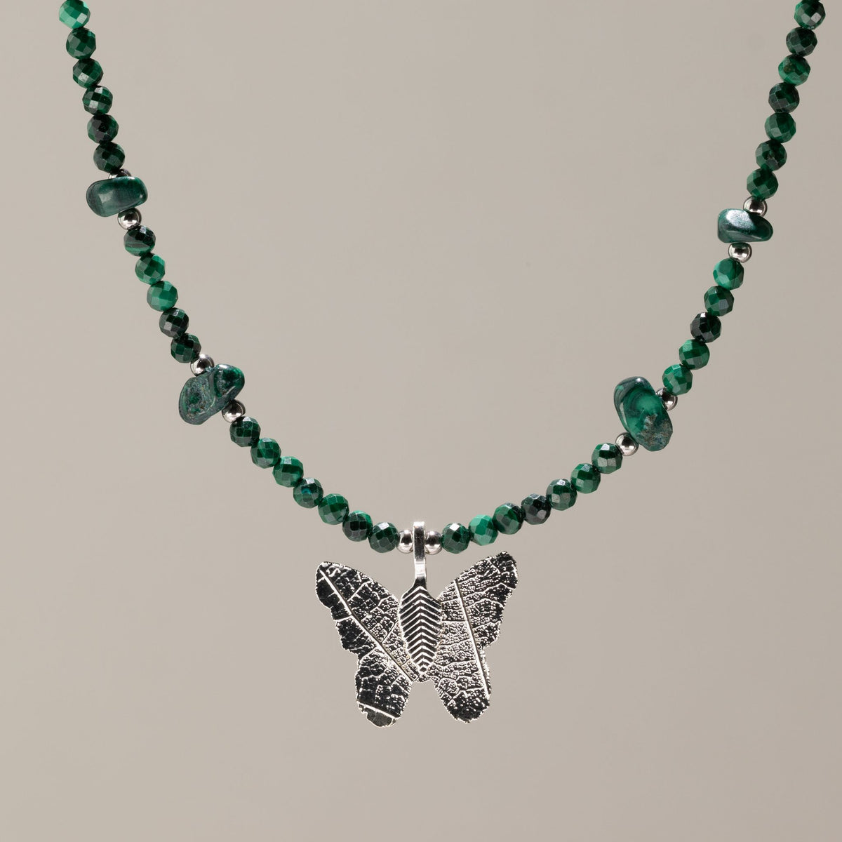Collier de perles de malachite facettées avec pendentif papillon argenté en vraie feuille