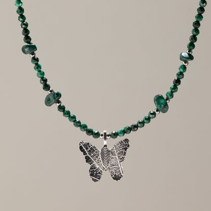 Collier de perles de malachite facettées avec pendentif papillon argenté en vraie feuille
