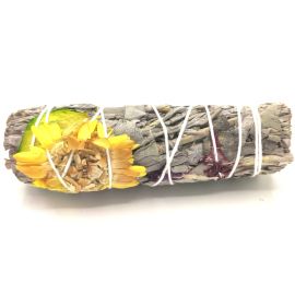 Bâton de sauge séchée ficelé avec fleurs jaunes de dahlia sur fond blanc