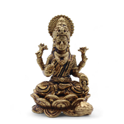 Statuette miniature en laiton de la déesse Lakshmi assise sur un lotus
