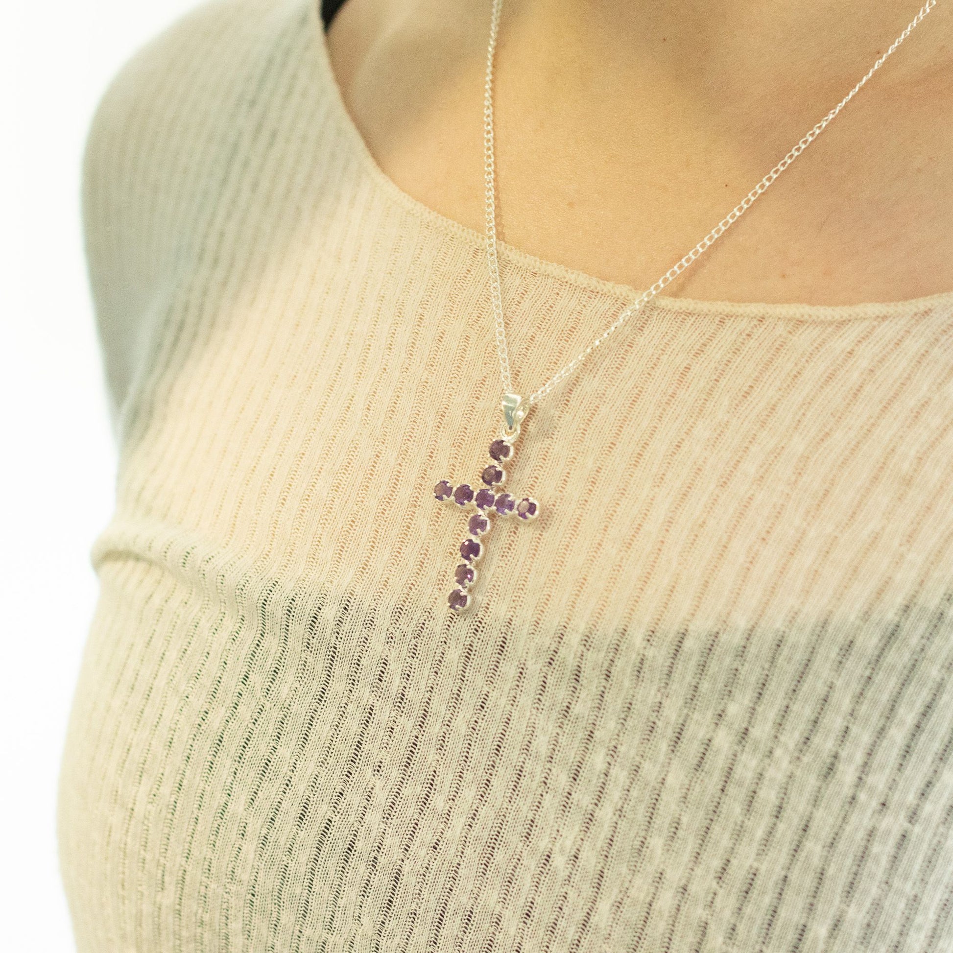 Pendentif Croix Ornée - Pierres Violettes