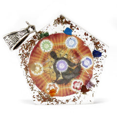Pendentif orgonite pentagonal en résine avec motif des sept chakras et éclats de cuivre